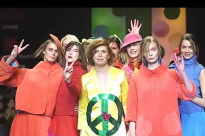 Agatha Ruiz de la Prada, con un vestido en defensa de la paz, y las modelos saludan al público al término del desfile