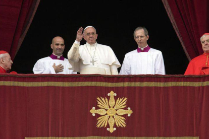 El papa Francisco imparte su bendición 'Urbi et Orbi' desde el balcón de la Basílica de san Pedro del Vaticano, esta Navidad