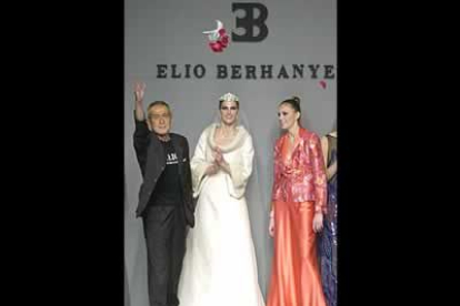 El modisto Elio Berhanyer lanza el ramo de flores de la novia que cerró el desfile de su colección