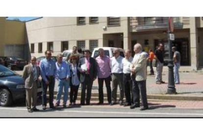 La delegación comarcal, con el presidente Ramón y el alcalde, ayer frente al Ayuntamiento de Igüeña