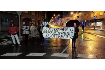 Manifestantes del soterramiento de Trobajo sosteniendo sus pancartas, este viernes. J. NOTARIO