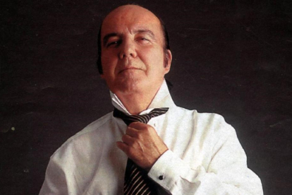 Chiquito se puso la corbata para una sesión con el DOMINICAL de EL PERIÓDICO, 1996.