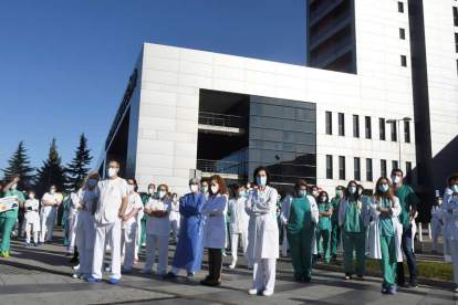 Sanitarios ante la fachada del Hospital de León durante la jornada de protesta que llevaron a cabo el pasado jueves. JESÚS F. SALVADORES