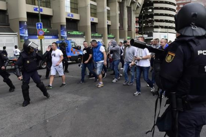 La policía vigila a hinchas del Legia junto al Bernabéu, esta tarde.