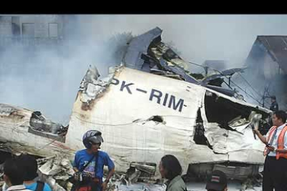 Fuentes del gobierno local infromaban de que ninguno de las 117 personas había sobrevivido al accidente, que se produjo tan sólo un minuto después de despegar cuando el avión explotó y comenzó a arder.