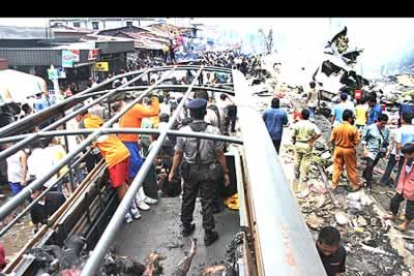 El aparato, que pertenecía a la compañía de bajo coste Mandala, se dirigía a Yakarta cuando sufrió el accidente, indicó un testigo a la cadena de televisión Metro.