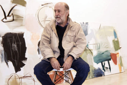El artista madrileño Eduardo Vega Seoane posa junto a una de las obras que expone en León. CUEVAS