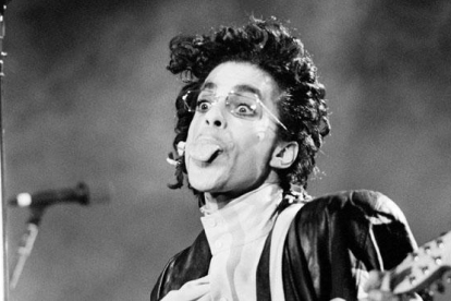 Prince interpreta "Purple Rain",  una canción del género power ballad, que conjuga los estilos rock, pop y gospel.