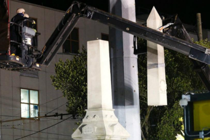 Funcionarios del ayuntamiento retiran un obelisco en Nueva Orleans.