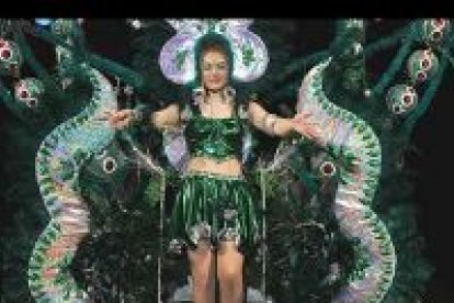 Laura Díez Redondo se proclamó reina del carnaval de León con el traje «El enigma de Legong», un disfraz de más de cuatro metros de ancho inspirado en una danza balinesa