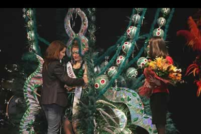 De verde brillante, con plumas de avestruz y con cuatro metros de ancho la ganadora, Laura Díez Redondo, deslumbro a los asistentes por su facilidad de movimiento y la originalidad de su traje.