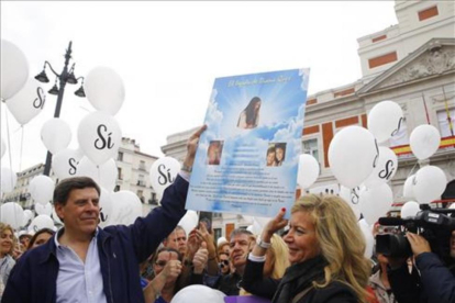 Juan Carlos Quer (izquierda) y Diana López Pinel (derecha), padres de Diana Quer, han encabezado hoy la manifestación en la Puerta del Sol de Madrid .