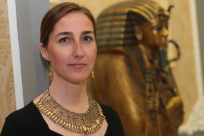 Beatriz Cañas, directora del Museo Liceo Egipcio, luce una gargantilla original egipcia de 2.600 años y pendientes a juego.