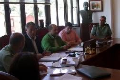 El subdelegado del Gobierno y el alcalde de La Pola presidieron ayer la Junta Local de Seguridad