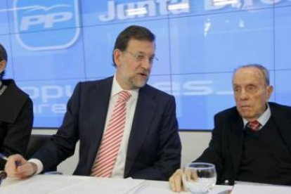 Rajoy y Fraga conversan en la Junta Directiva Nacional del PP