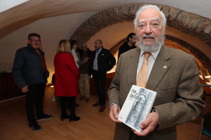 José Luis Aranda con su libro. ANA F. BARREDO