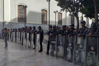 Policías impiden el acceso al Parlamento de Venezuela.