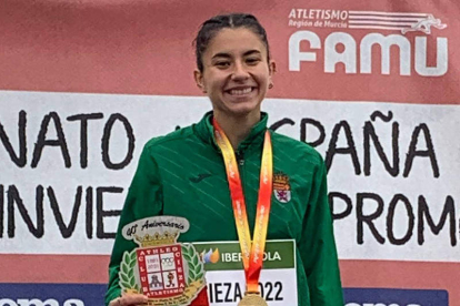Lucía Redondo con su medalla de oro lograda en el Nacional. DL