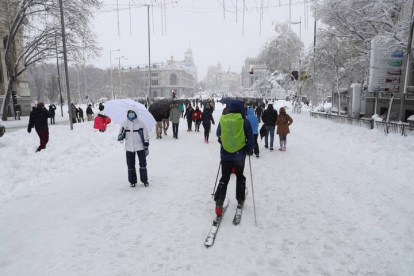 Nieve en Madrid, este sábado en el que la península sigue afectada por el temporal Filomena que deja grandes nevadas y temperaturas más bajas de lo habitual que bajarán drásticamente los próximos días. EFE/Kiko Huesca