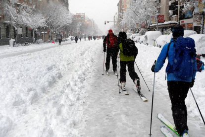 - Varios esquiadores en la Ronda de Atocha en Madrid. SEBASTIÁN MARISCAL