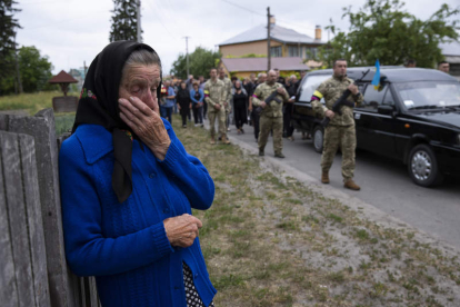 Una mujer se lamenta al paso del cortejo fúnebre de un soldado en Novyi Vytkiv. ORLANDO BARRÍA