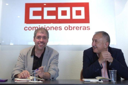Unai Sordo, a la izquierda, y Pepe Alvarez, a la derecha, en la reunión conjunta de las ejecutivas de CCOO y de UGT.