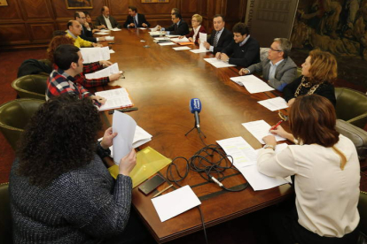 Un momento de la reunión de la asamblea de Serfunle, ayer en el Ayuntamiento de León.