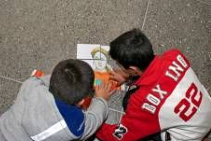 Dos niños participan en una de las actividades programadas por el Musac para ellos