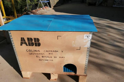 Caseta-refugio hecha con materiales reciclados para una de las colonias de El Bosque de Sury. D.M.