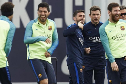 Neymar, de espaldas, Suárez y Messi se ríen en presencia de los técnicos Rafel Pol, Juan Carlos Unzué y Luis Enrique, el pasado viernes.