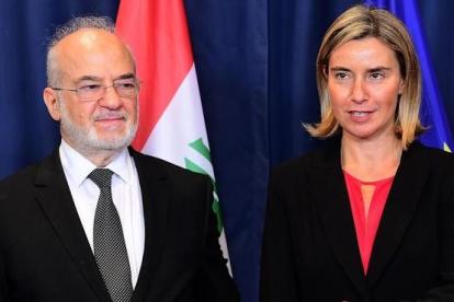Mogherini (derecha) y el ministro de Exteriores iraquí, Ibrahim al-Jafari, tras una reunión en Bruselas, este martes.
