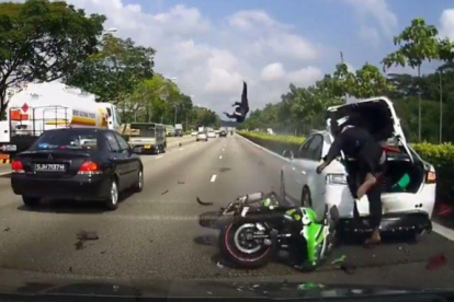 El piloto de la moto casi queda incrustado en el maletero del coche mientras su acompañante sale volando por los aires.