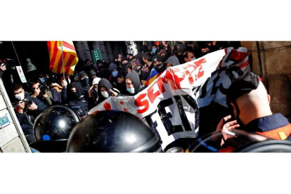 Los Mossos frenan una manifestación de Vox en Barcelona. ALBERTO ESTÉVEZ