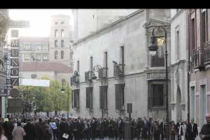 El recorrido a pie comenzó en la plaza de Santo Domingo, donde tomaron la Calle Ancha, rumbo a la catedral y al barrio Húmedo. Una auténtica marea de personas irrumpía la tranquila vida de los leoneses.