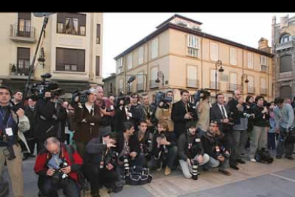 A las puertas del templo, cientos de reporteros aguardaban la salida de los líderes políticos, lo que da idea de la trascendencia de la visita en la ciudad.