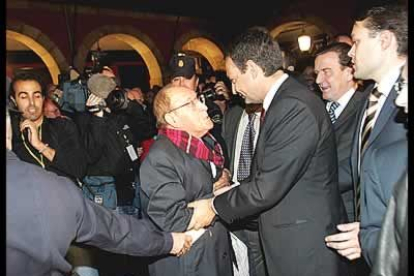 La visita concluyó en la plaza Mayor, recientemente remodelada, donde aguardaban cientos de personas para saludar a los presidentes.