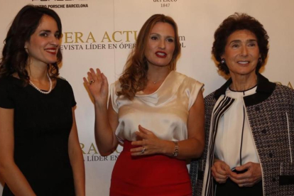 Elena Sancho Pereg (izquierda), junto a Ainhoa Arteta y Paloma O'Shea (derecha), premiadas por la revista Ópera Actual este martes en el Cercle del Liceu.
