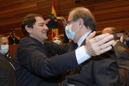 Mañueco abraza al expresidente de la Junta Juan Vicente Herrera. NACHO GALLEGO