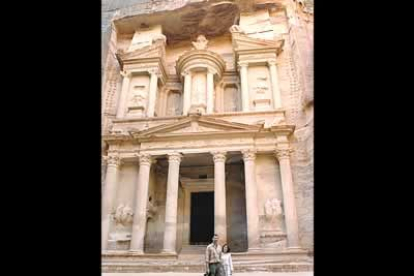 Cogidos de la mano y vestidos con ropa y zapatillas deportivas, la pareja se mezcló entre los turistas que admiraban los templos nabateos de Petra.