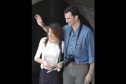 Los recién casados saludan antes de entrar en la Iglesia Parroquial de San Esteban de la localidad Zaragozana.