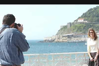 Como una pareja cualquiera, el Príncipe fotografió a su esposa con la playa de la Concha al fondo.