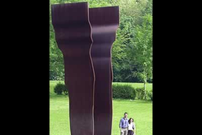 Y los dos se hicieron una foto con la escultura de Chillida, Buscando la luz.