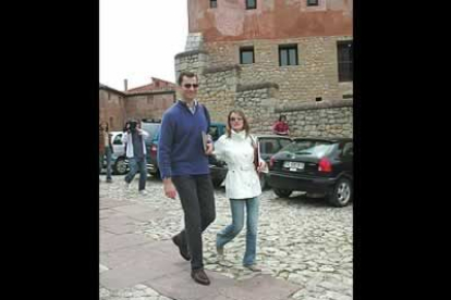 Tras visitar la catedral, la pareja continuó su visita bajando hasta el mirador situado junto a la antigua iglesia de San Miguel para contemplar la panorámica que ofrece la hoz del río Júcar, antes de volver a subir a la Plaza Mayor.