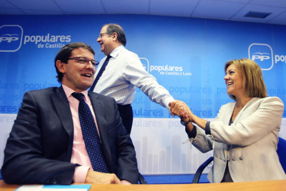Herrera saluda a Cospedal en presencia de Mañueco, ayer, en el Comité del PP.