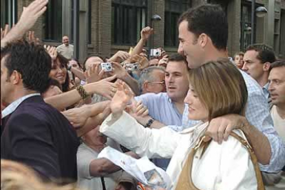 Miles de personas se congregaron en la plaza del Pilar, creando incluso situaciones de agobio a la pareja.