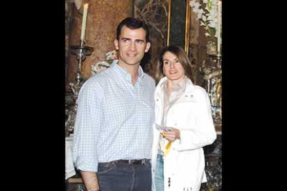 Los novios posaron así de felices en la Basílica del Pilar.