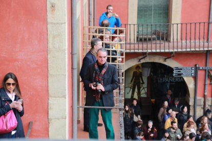 Mario Conde viendo El Encuentro desde un balcón  de la Plaza Mayor esta Semana Santa