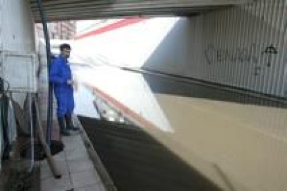La inundación en la calle Príncipe se mantuvo hasta cerca de las 16.00 horas de la tarde de ayer
