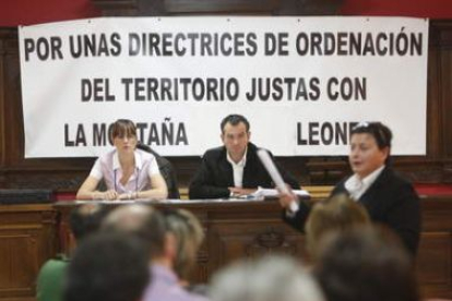 Los alcaldes y representantes políticos defendieron sus posturas sobre las DOT ayer en Cistierna