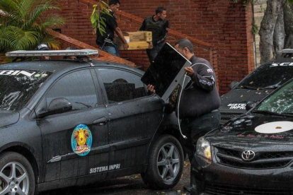 Agentes de inteligencia se llevan pertenencias de la exfiscal general Ortega Díaz tras registrar su domicilio, en el edificio La Cañada, en Caracas, el 16 de agosto.